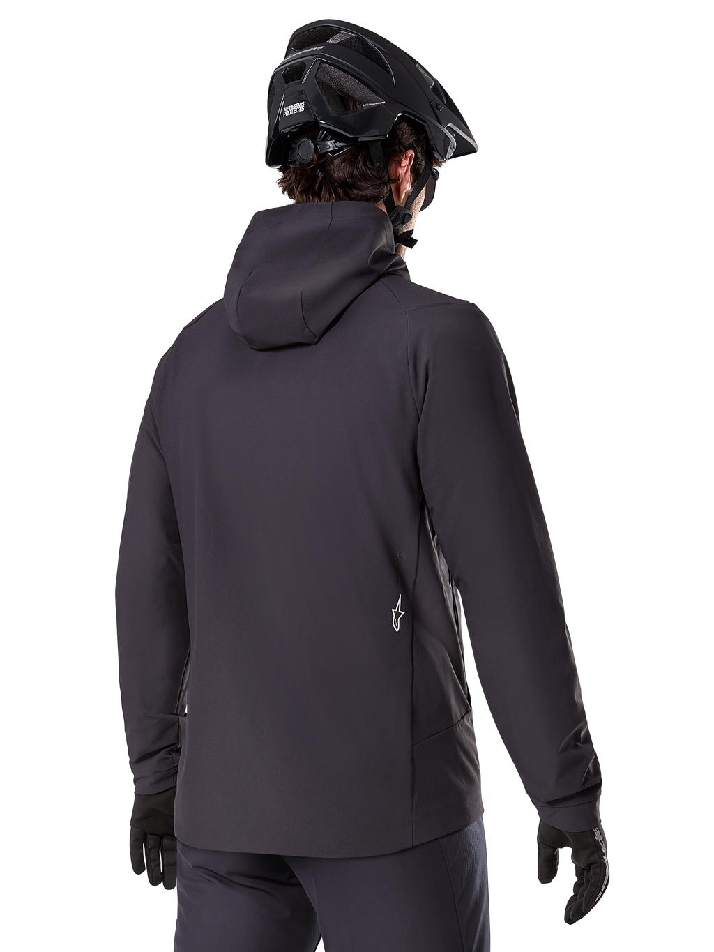 Alpinestars A-Dura Thermal Jacket, negra, vista trasera, usada con un casco de bicicleta de montaña negro y guantes, cuenta con un pequeño logo blanco de Astars en la parte baja de la espalda, chaqueta de ciclismo ligera con aislamiento térmico