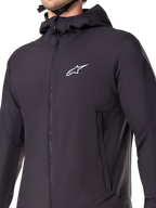 Alpinestars Chaqueta Térmica A-Dura, chaqueta de MTB negra, primer plano del tejido técnico aislante, diseño ligero y transpirable para ciclismo de montaña en climas fríos