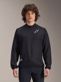 Chaqueta cortavientos Alpinestars A-Aria, negra, chaqueta de ciclismo ligera, con el logotipo Astars blanco en el pecho y detalles de marca en la parte inferior derecha, cremallera frontal completa, cuello alto, puños y dobladillo elásticos, ajuste de rendimiento para deportes al aire libre