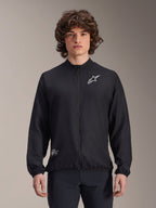 Chaqueta cortavientos Alpinestars A-Aria, negra, chaqueta de ciclismo ligera, con el logotipo Astars blanco en el pecho y detalles de marca en la parte inferior derecha, cremallera frontal completa, cuello alto, puños y dobladillo elásticos, ajuste de rendimiento para deportes al aire libre