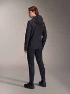 Chaqueta térmica Alpinestars Stella A-Dura, chaqueta de ciclismo MTB para mujer, negra, vista posterior que destaca la capucha aislante y el ajuste regular, combinada con pantalones y calzado negros a juego, aislamiento térmico ligero para rodar en climas fríos