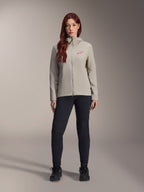 Alpinestars Stella A-Dura Thermal Jacket para mujer, chaqueta de ciclismo de montaña, gris titanio, usada con pantalones técnicos negros y calzado negro, con capucha forrada de vellón y logotipo rojo en el pecho, diseñada para montar en climas fríos