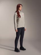 Chaqueta térmica Alpinestars Stella A-Dura, gris titanio, chaqueta térmica de ciclismo para mujer con un logotipo de estrella roja en el pecho, combinada con pantalones técnicos negros y zapatillas de ciclismo de montaña negras, fotografía de estudio de ropa para ciclismo