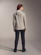 Chaqueta térmica Alpinestars Stella A-Dura para mujer, gris titanium, vista posterior con pantalones negros, con capucha aislante forrada de vellón y un pequeño logotipo rojo, chaqueta de ciclismo de montaña funcional y elegante para climas fríos.
