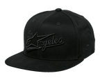 Gorra Alpinestars Los Angeles, gorra snapback de visera plana, totalmente negra, bordado 3D con fuente atlética de Los Ángeles y logotipo Ageless en la parte frontal, corona estructurada, estilo streetwear casual