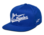 Gorra Alpinestars Los Angeles, gorra azul tipo snapback, logotipo de Los Ángeles bordado en 3D blanco con fuente atlética, visera plana, corona estructurada, accesorio casual inspirado en el automovilismo