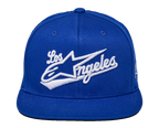 Gorra Alpinestars Los Angeles, gorra snapback azul, bordado 3D blanco con fuente atlética 'Los Angeles' y logotipo Ageless, corona estructurada, visera plana, estilo deportivo casual y urbano