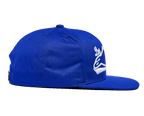Gorra Alpinestars Los Angeles, gorra snapback azul, vista de perfil lateral, con visera plana y corona estructurada, sarga de algodón azul brillante con bordado 3D blanco, ropa deportiva casual.