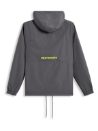 Alpinestars Speeder Chromium Windbreak Jacket, vista trasera, gris carbón con logotipo amarillo de alta visibilidad en la espalda, cortavientos con capucha con puños elásticos y dobladillo con cordón, ropa urbana informal inspirada en el automovilismo