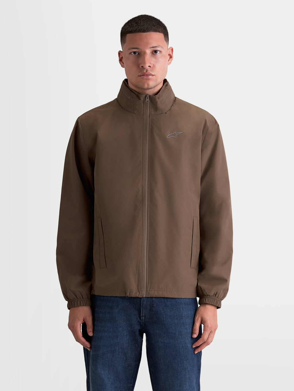 Alpinestars chaqueta Overhaul Racer, chaqueta sportswear para hombre, marrón, ligera con capucha oculta plegable, cremallera frontal de espiral invertida y cuerpo forrado de malla para mayor comodidad