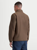Alpinestars Chaqueta Overhaul Racer, chaqueta sportswear ligera para hombre, marrón, de poliéster, vista trasera que muestra la silueta limpia y el cuello alto con capucha oculta