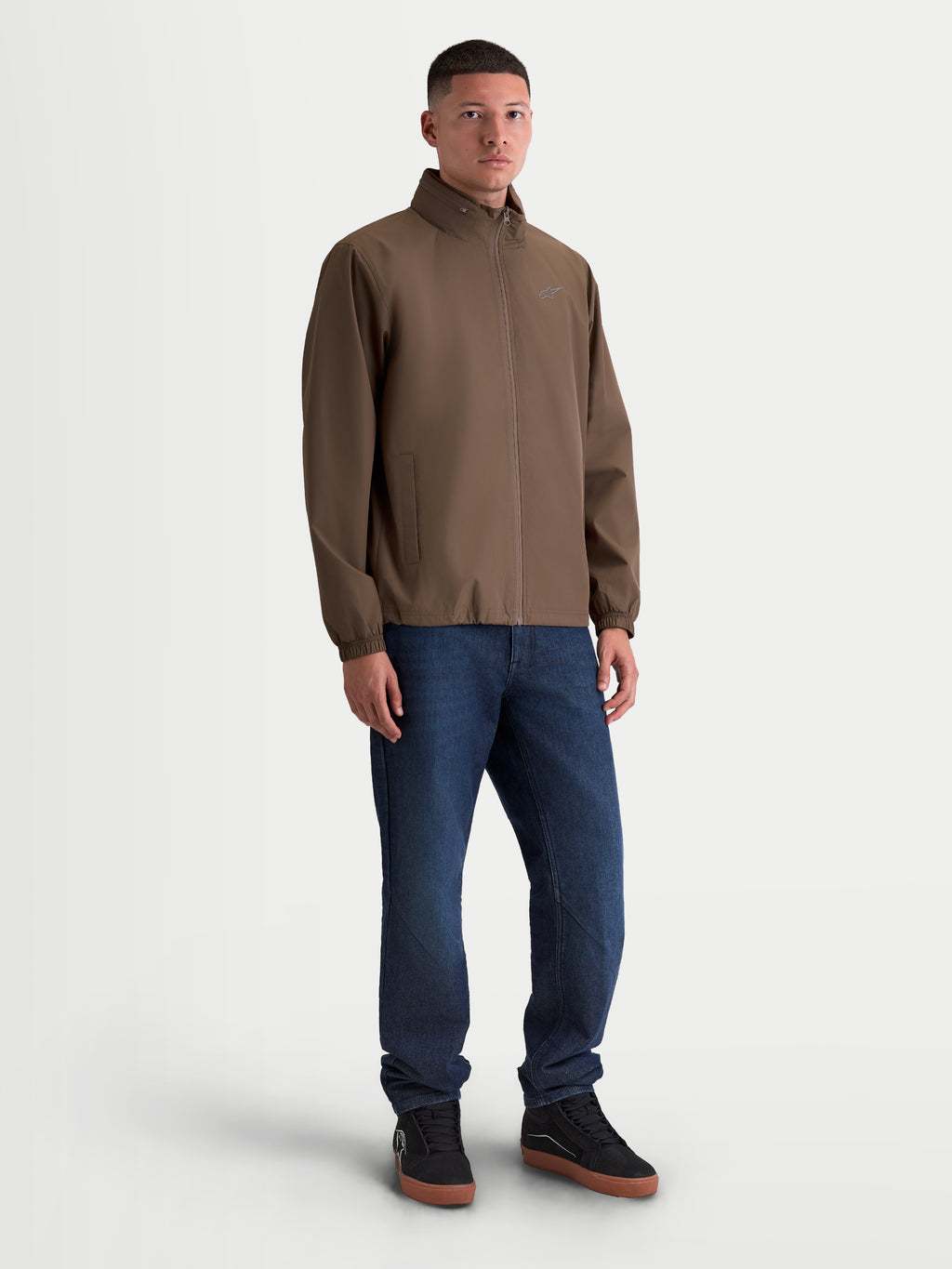 Alpinestars Chaqueta Overhaul Racer, chaqueta ligera de sportswear para hombre, marrón, fabricada en poliéster con forro de malla y capucha oculta plegable, silueta inspirada en el automovilismo con logotipo Astars sutil en el pecho.