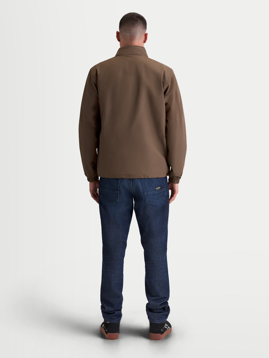 Alpinestars Overhaul Racer, chaqueta ligera de estilo racer para hombre, vista trasera, marrón, confeccionada en poliéster con cuello alto, ropa deportiva casual de inspiración motorsport