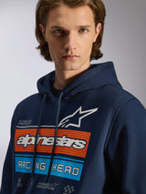 Sudadera con capucha Alpinestars Harken, sudadera azul marino para hombre, gráfico en el pecho con barras horizontales naranjas y azul claro, logotipo de estrella blanca y texto 'Racing Ahead', estilo urbano casual inspirado en el motorsport