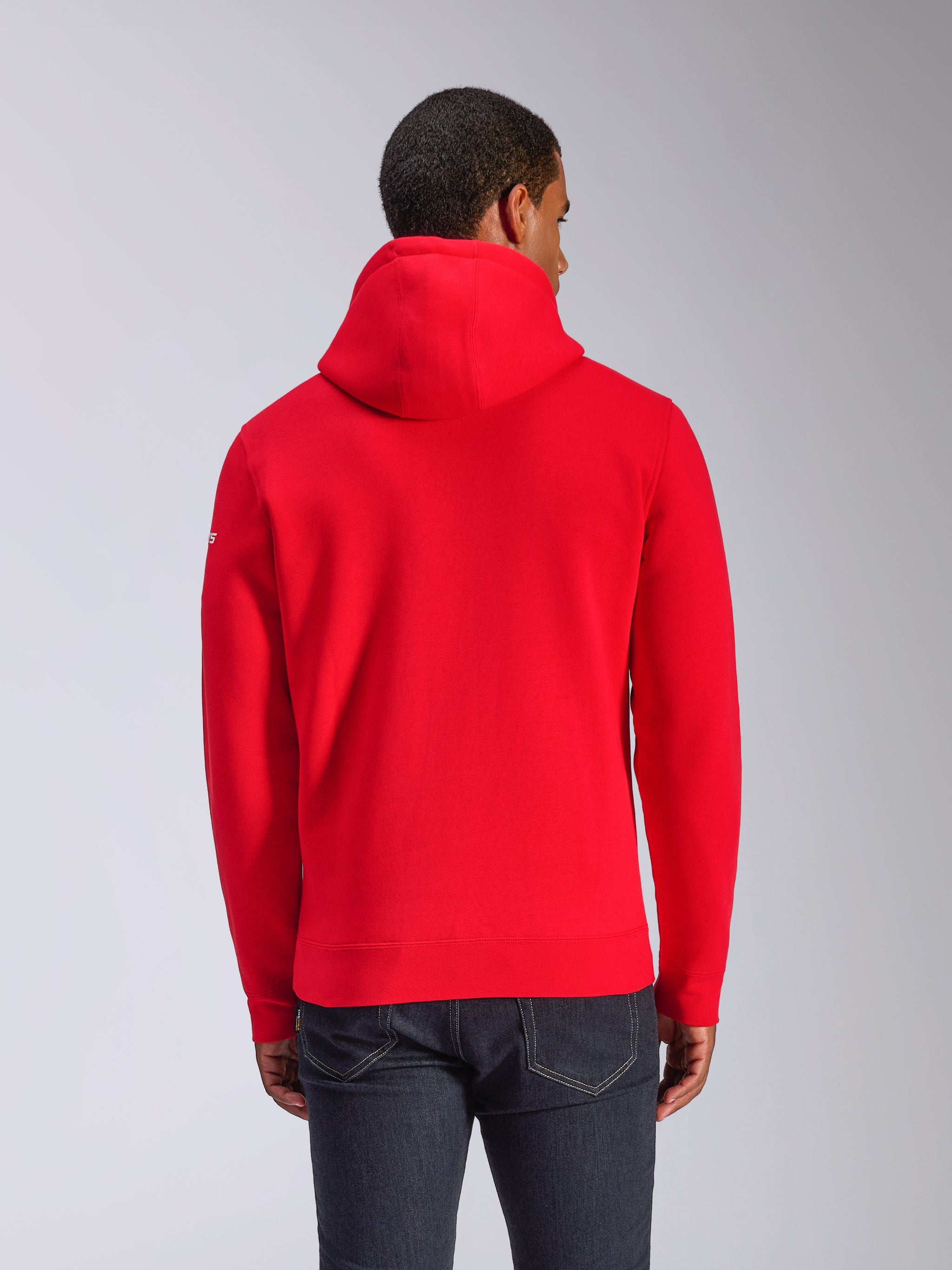 Alpinestars Frontal Hoodie, sudadera con capucha de forro polar, roja, vista trasera que muestra la capucha con cordón y dobladillo de canalé, pequeño logotipo blanco en la manga, ropa urbana casual inspirada en el automovilismo