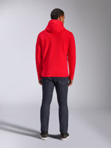 Alpinestars Frontal Hoodie, sudadera de forro polar roja, vista posterior, estilo streetwear casual, combinada con pantalones vaqueros oscuros y zapatillas, cuenta con capucha y dobladillo de canalé