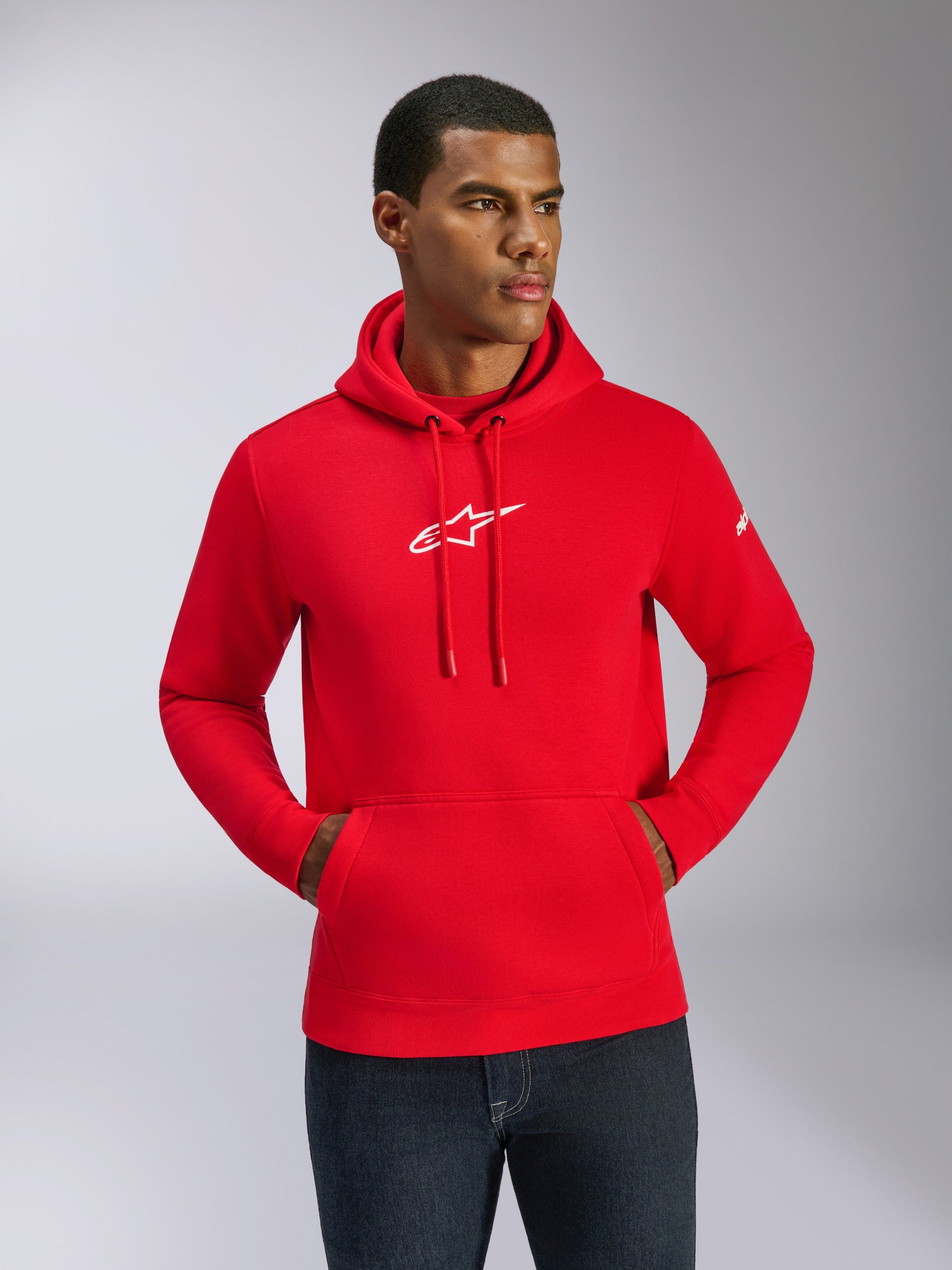 Alpinestars Frontal Hoodie, sudadera roja de forro polar con capucha, logotipo blanco de Astars en el pecho, capucha con cordón, bolsillo canguro, ropa urbana casual inspirada en el motorsport