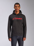 Sudadera con capucha Alpinestars Blaze V3, sudadera de forro polar para hombre, negra con logotipo de estrella Alpinestars en rojo, usada por un hombre con vaqueros oscuros, con capucha con cordón y bolsillo de canguro, ropa urbana casual inspirada en el automovilismo