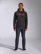 Sudadera Alpinestars Blaze V3 Hoodie, ropa urbana casual, negra con el logotipo Astars en rojo, vista frontal, modelo luciendo pantalones vaqueros oscuros y zapatillas negras, diseño de forro polar moderno inspirado en el automovilismo