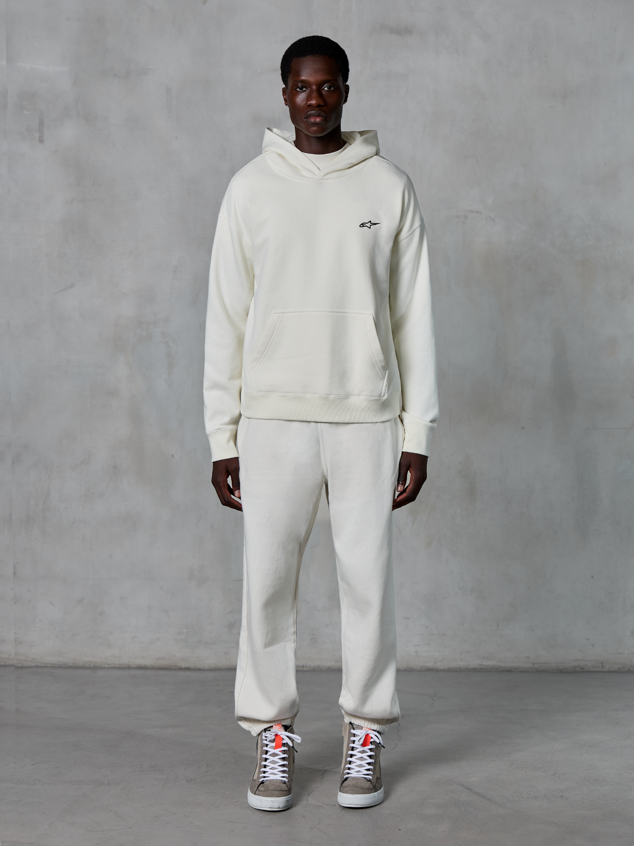 Alpinestars Essentials Ageless Hoodie, sudadera tipo pullover, color arena, con capucha con cordón y bolsillo de canguro, forro polar compacto lavado a la piedra, estilo streetwear informal inspirado en el motor