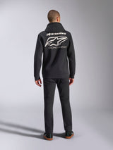 Sudadera con capucha Alpinestars Formulation, negra, vista trasera en modelo con logotipo blanco grande de Alpinestars y texto 'Racing Ahead', ropa urbana casual de inspiración motorsport