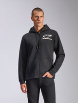 Sudadera con capucha Alpinestars Formulation, sudadera negra con cremallera frontal, logotipo blanco de Alpinestars en el pecho, capucha ajustable con cordones técnicos, usada por un hombre, ropa deportiva casual inspirada en el automovilismo