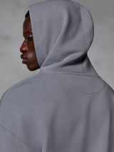 Sudadera con capucha Alpinestars Essentials Ageless Zip, plateada, primer plano lateral y posterior con la capucha puesta, tejido de forro polar compacto de primera calidad, estilo urbano casual