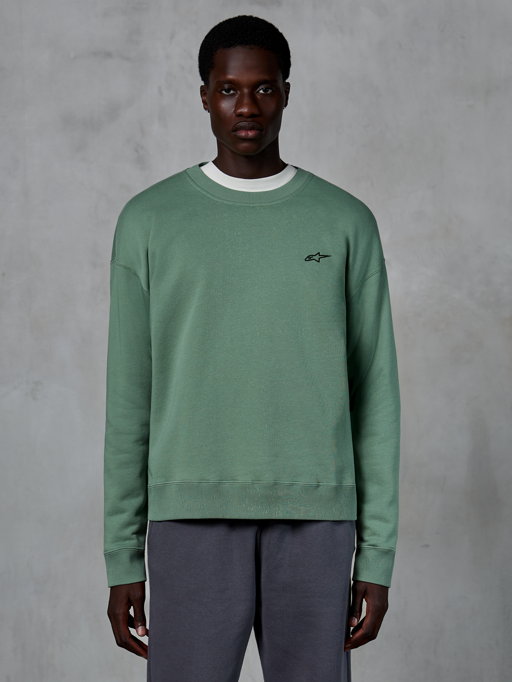 Alpinestars Essentials Ageless Crew, sudadera casual de cuello redondo, verde Cactus con un pequeño logo de estrella negro en el pecho, cuello, puños y dobladillo acanalados, ropa deportiva de forro polar compacto premium