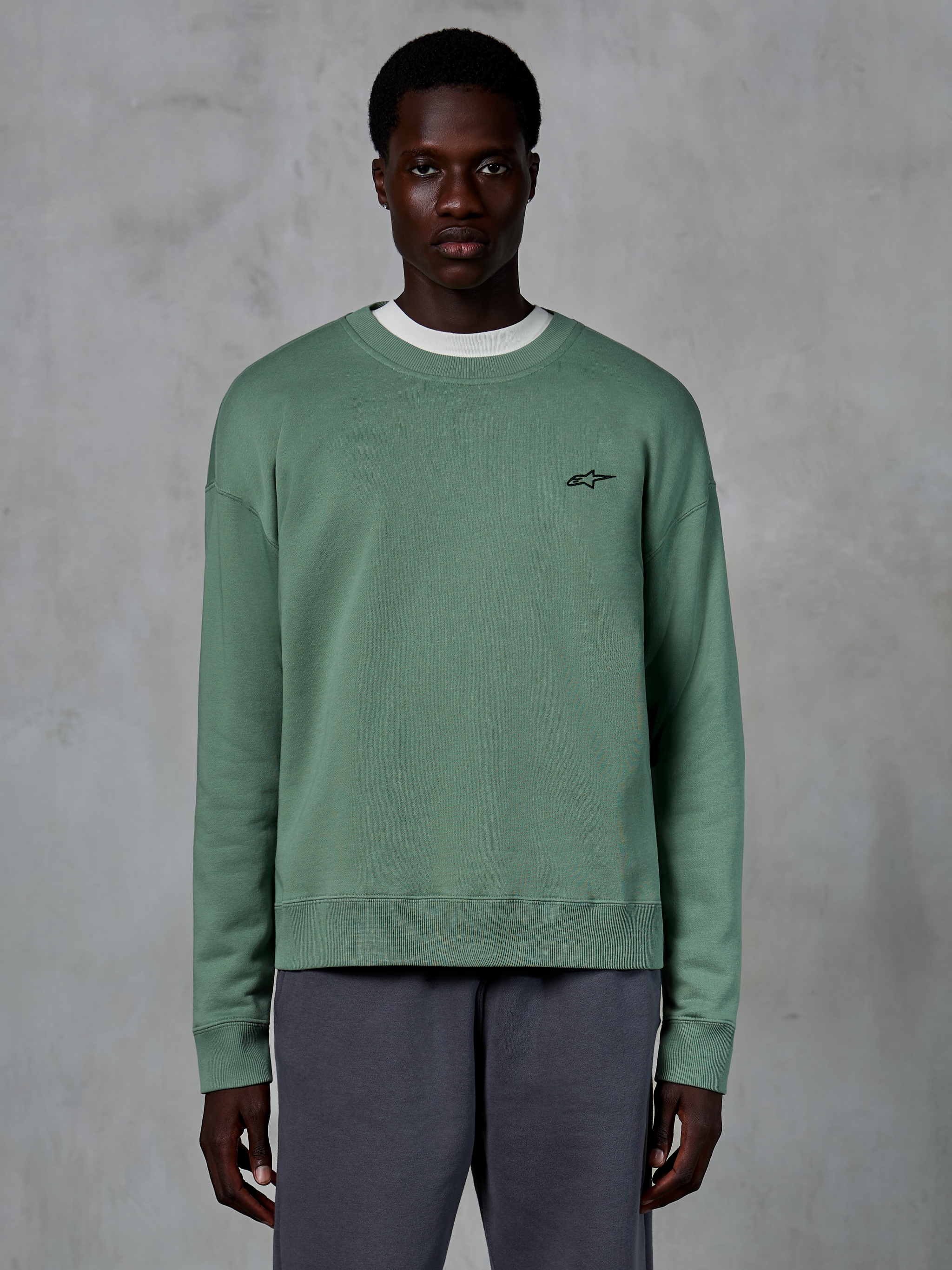 Alpinestars Essentials Ageless Crew, sudadera casual de cuello redondo, verde Cactus con un pequeño logo de estrella negro en el pecho, cuello, puños y dobladillo acanalados, ropa deportiva de forro polar compacto premium