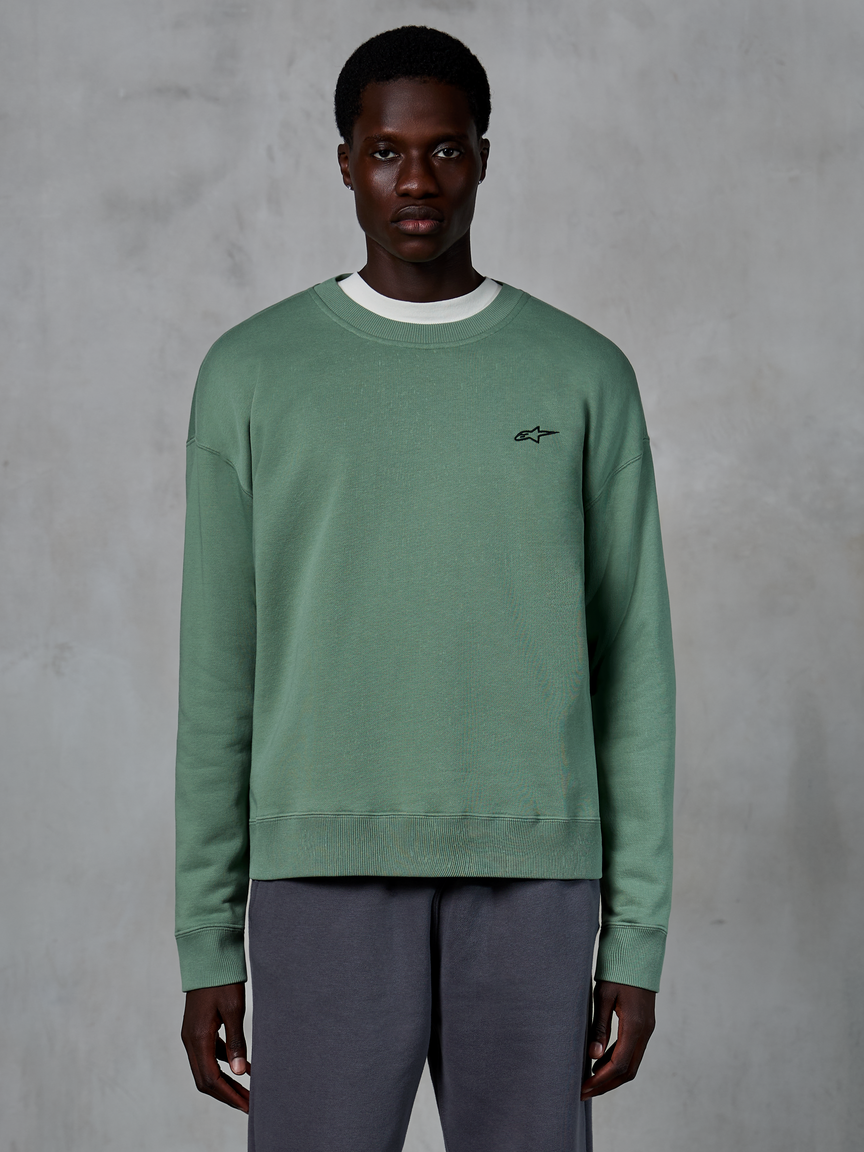 Alpinestars Essentials Ageless Crew, sudadera casual de cuello redondo, verde Cactus con un pequeño logo de estrella negro en el pecho, cuello, puños y dobladillo acanalados, ropa deportiva de forro polar compacto premium