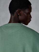 Alpinestars Essentials Ageless Crew, sudadera de cuello redondo en color verde cactus, vista de cerca del escote posterior y la parte superior de la espalda, forro polar suave con lavado a la piedra, ropa de estilo de vida casual