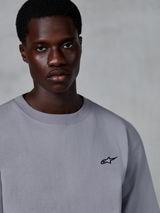 Alpinestars Essentials Ageless SS Tee, camiseta de manga corta, plateado, con un pequeño logotipo de estrella negro en el pecho, lucida por un modelo, estilo casual lifestyle streetwear