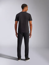 Alpinestars Shaded CSF Tee, camiseta de manga corta, negra, vista trasera en modelo con pantalones negros, ropa urbana casual inspirada en el motorsport