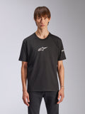 Alpinestars Frontal CSF Tee, camiseta de manga corta, negra, logo blanco de Astars en el pecho, usada por un modelo, ropa casual de automovilismo