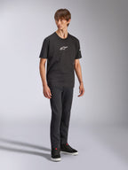 Alpinestars Frontal CSF Tee, camiseta de manga corta, negra, logo Astars blanco en el pecho, usada por un modelo con vaqueros oscuros y zapatillas negras, ropa de calle casual de alto rendimiento