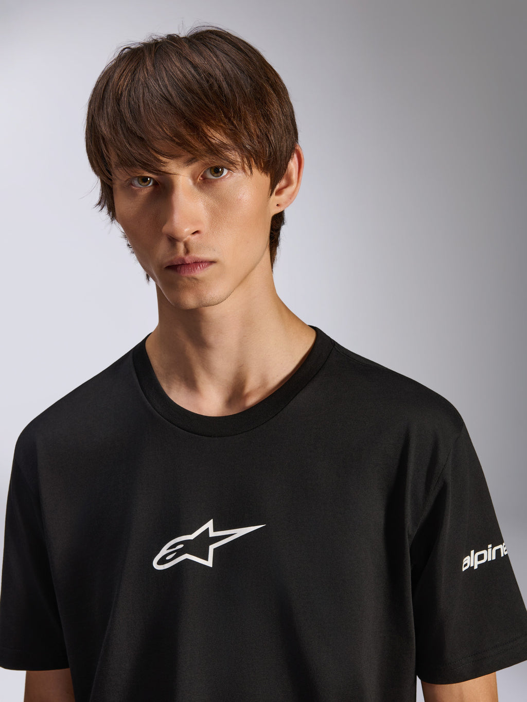 Alpinestars Frontal CSF Tee, camiseta de manga corta para hombre, negra con logo Astars blanco en el pecho, ropa deportiva casual de alto rendimiento