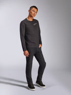 Alpinestars Trackside CSF Tee, camiseta de manga larga, negra, logo Astars blanco en el pecho, usada por un modelo con pantalones negros y zapatillas, ropa urbana casual inspirada en el automovilismo