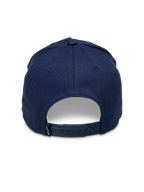 Gorra Snapback Alpinestars Ascension, azul marino, vista trasera con cierre ajustable y corona estructurada, pequeña etiqueta negra con el logo Astars, estilo streetwear casual para motorsport