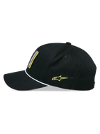 Gorra Snapback Specific de Alpinestars, negra, vista de perfil lateral con visera curva y ribete de cuerda trenzada blanca, bordado del logotipo Astars en amarillo en el lateral, corona estructurada, gorra de estilo casual