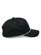 Gorra Snapback Specific de Alpinestars, negra, vista de perfil lateral con visera curva y detalle de cuerda trenzada blanca, corona estructurada, accesorio casual para motorsport