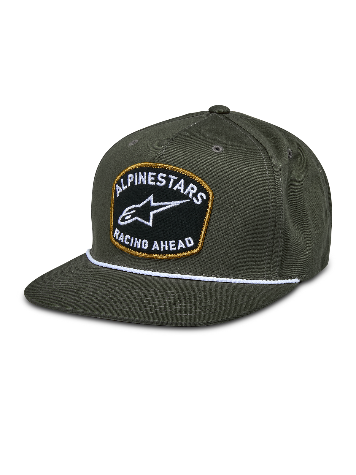 Gorra Snapback Alpinestars Promptus, verde militar, visera plana con detalle de cuerda trenzada blanca, parche bordado negro con contorno dorado, logotipo blanco ALPINESTARS RACING AHEAD, accesorio casual de estilo de vida de automovilismo