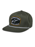 Gorra Snapback Alpinestars Promptus, verde militar, visera plana con detalle de cuerda trenzada blanca, parche bordado negro con contorno dorado, logotipo blanco ALPINESTARS RACING AHEAD, accesorio casual de estilo de vida de automovilismo