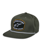 Gorra Snapback Alpinestars Promptus, verde militar, visera plana con detalle de cuerda trenzada blanca, parche bordado negro con contorno dorado, logotipo blanco ALPINESTARS RACING AHEAD, accesorio casual de estilo de vida de automovilismo