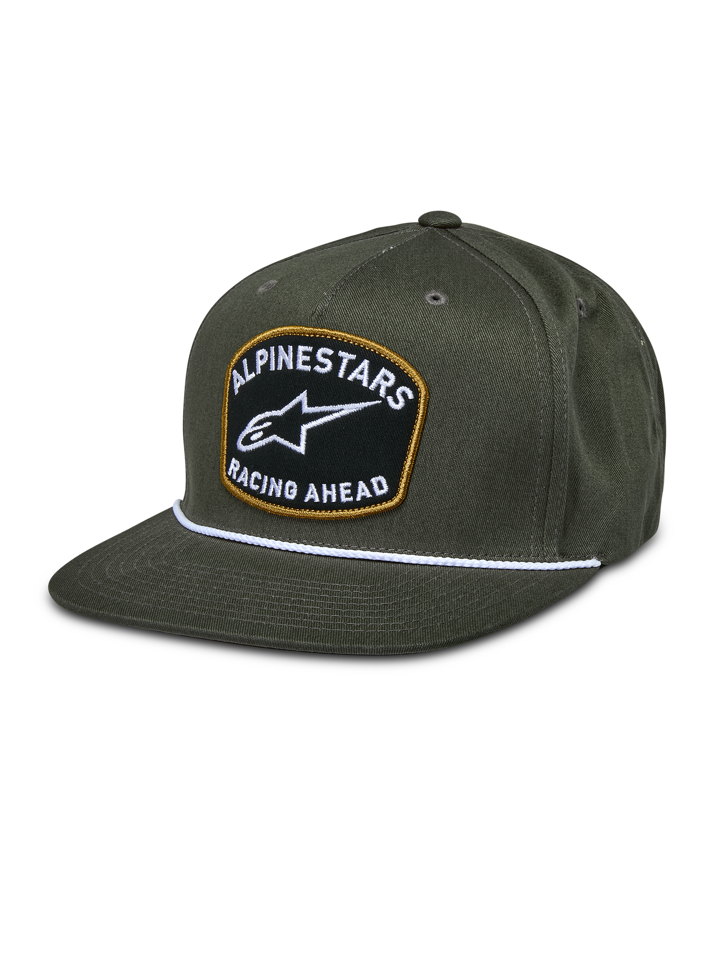 Gorra Snapback Alpinestars Promptus, verde militar, visera plana con detalle de cuerda trenzada blanca, parche bordado negro con contorno dorado, logotipo blanco ALPINESTARS RACING AHEAD, accesorio casual de estilo de vida de automovilismo