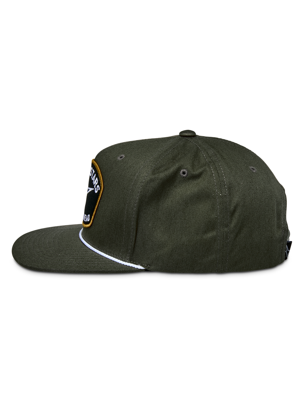 Gorra Snapback Promptus de Alpinestars, verde militar, vista lateral que muestra la corona estructurada y la visera plana, con un detalle de cuerda trenzada blanca y un parche con el logotipo bordado en la parte frontal, accesorio casual de sarga de algodón