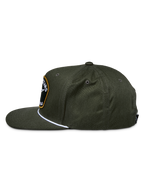 Gorra Snapback Promptus de Alpinestars, verde militar, vista lateral que muestra la corona estructurada y la visera plana, con un detalle de cuerda trenzada blanca y un parche con el logotipo bordado en la parte frontal, accesorio casual de sarga de algodón
