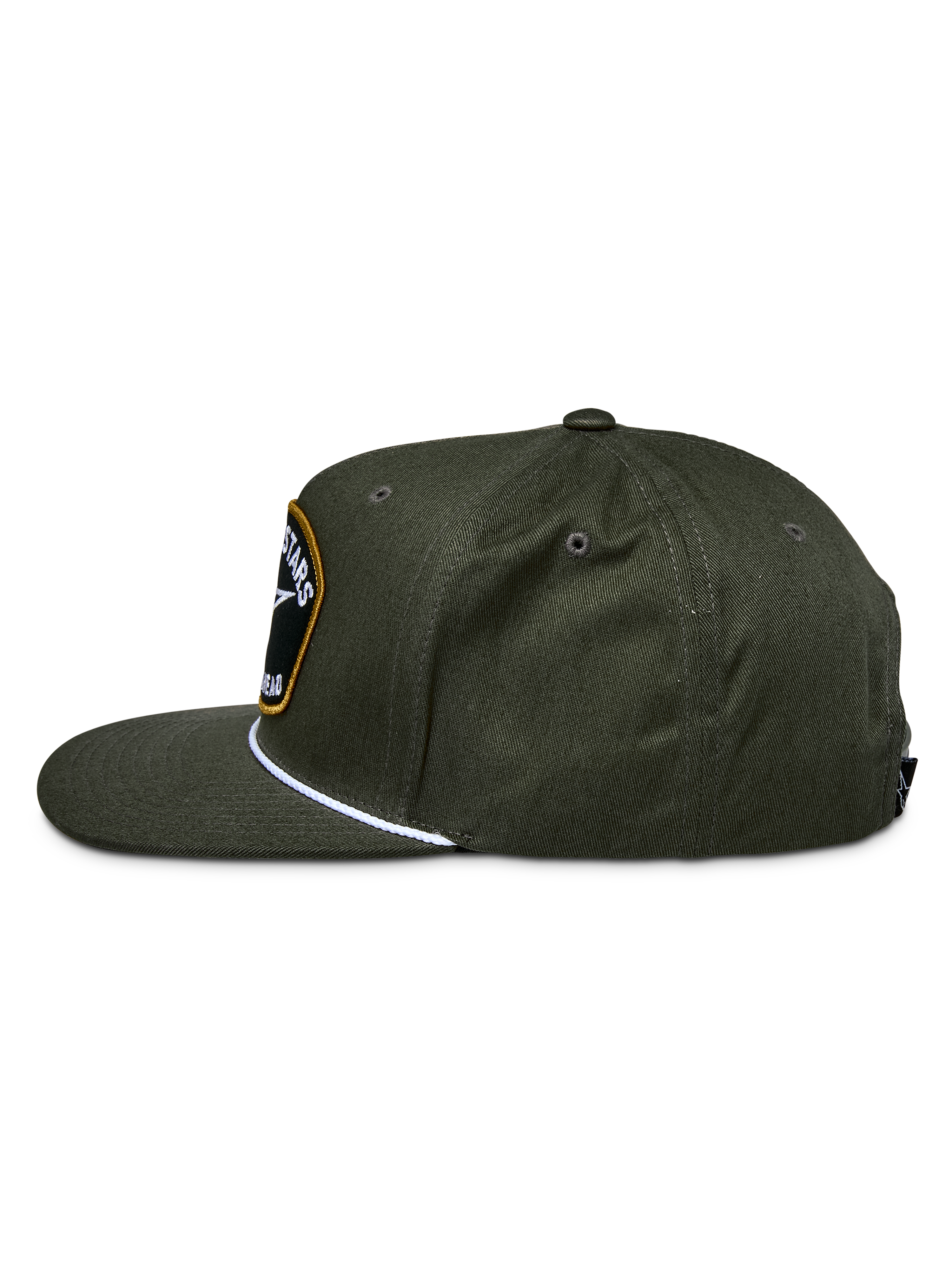 Gorra Snapback Promptus de Alpinestars, verde militar, vista lateral que muestra la corona estructurada y la visera plana, con un detalle de cuerda trenzada blanca y un parche con el logotipo bordado en la parte frontal, accesorio casual de sarga de algodón