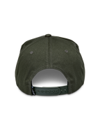 Gorra Snapback Alpinestars Promptus, verde militar, vista trasera con cierre ajustable a presión y tejido de sarga de algodón, pequeña etiqueta negra de la marca, accesorio casual inspirado en el automovilismo
