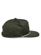 Gorra Snapback Promptus de Alpinestars, verde militar, vista de perfil lateral que muestra la visera plana y la corona estructurada, detalle de cuerda trenzada blanca en la base de la corona, tejido de sarga de algodón duradero, diseño de ropa deportiva casual