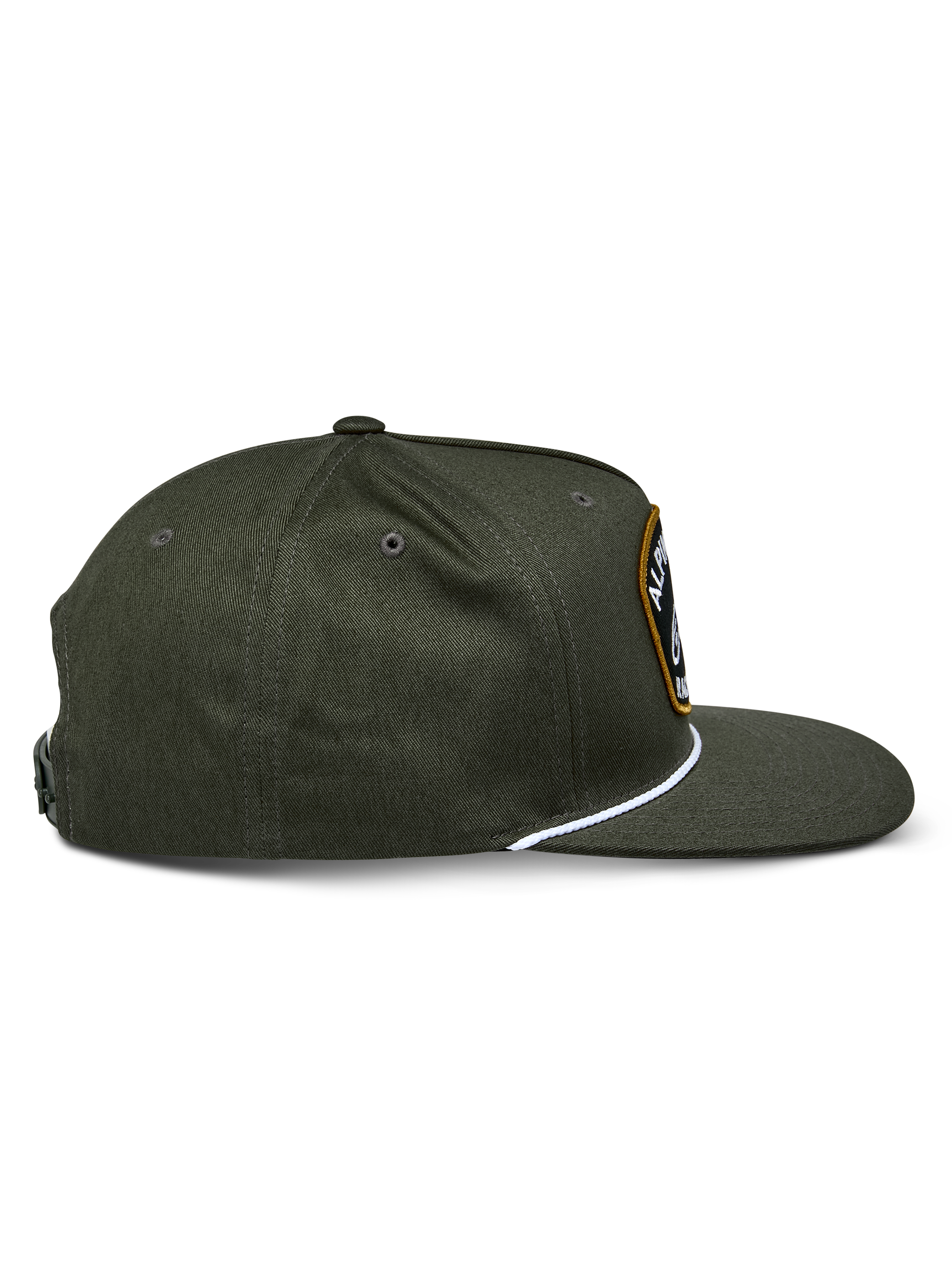 Gorra Snapback Promptus de Alpinestars, verde militar, vista de perfil lateral que muestra la visera plana y la corona estructurada, detalle de cuerda trenzada blanca en la base de la corona, tejido de sarga de algodón duradero, diseño de ropa deportiva casual